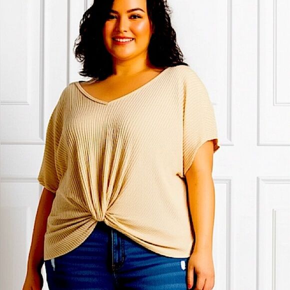 Gilli Cream Ribbed Knit Twist Front Hem Short Sleeve Top Size 1X - Picture 1 of 8